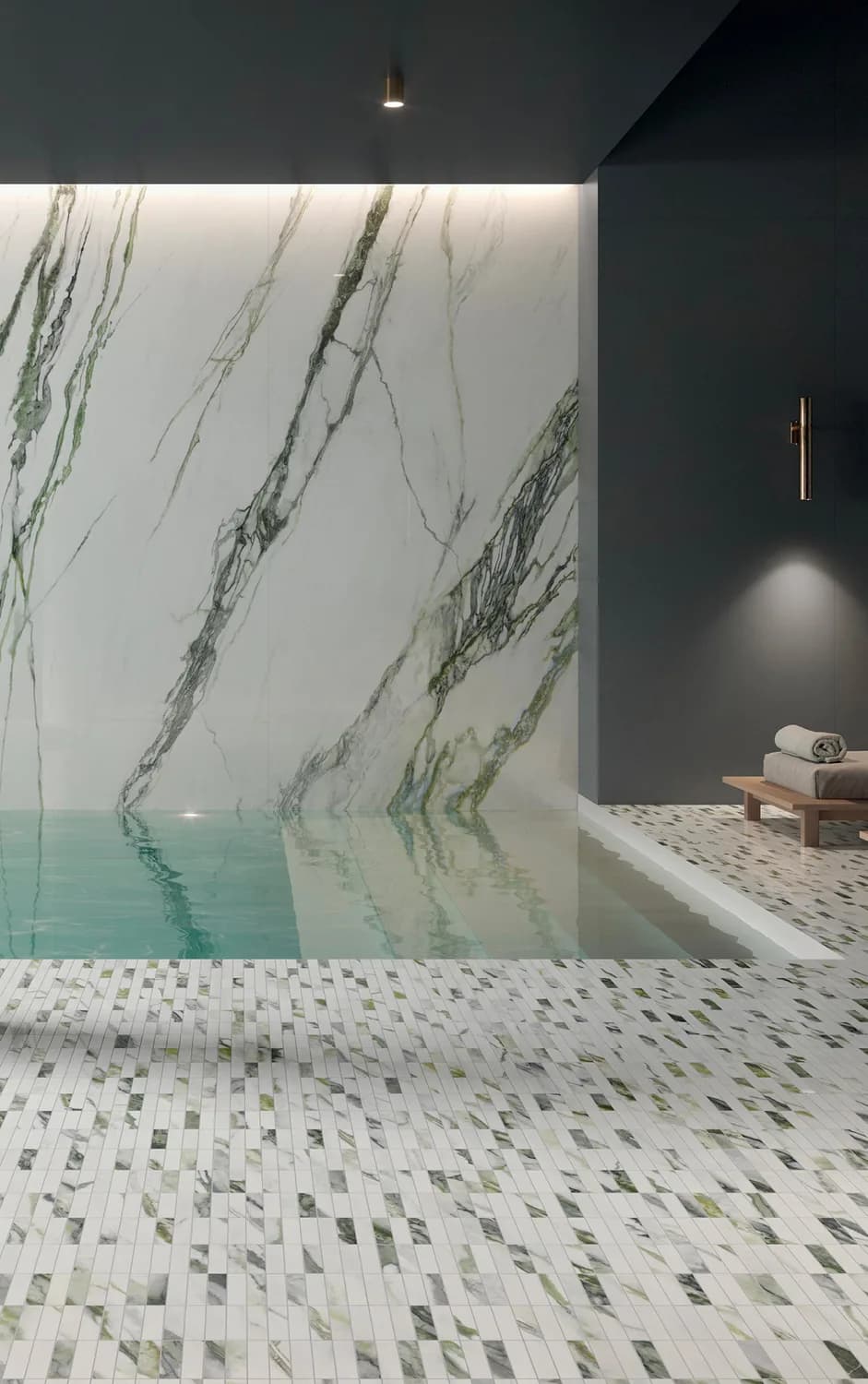 Mur et sol en carrelage effet marbre veiné — showroom AZER à Rennes