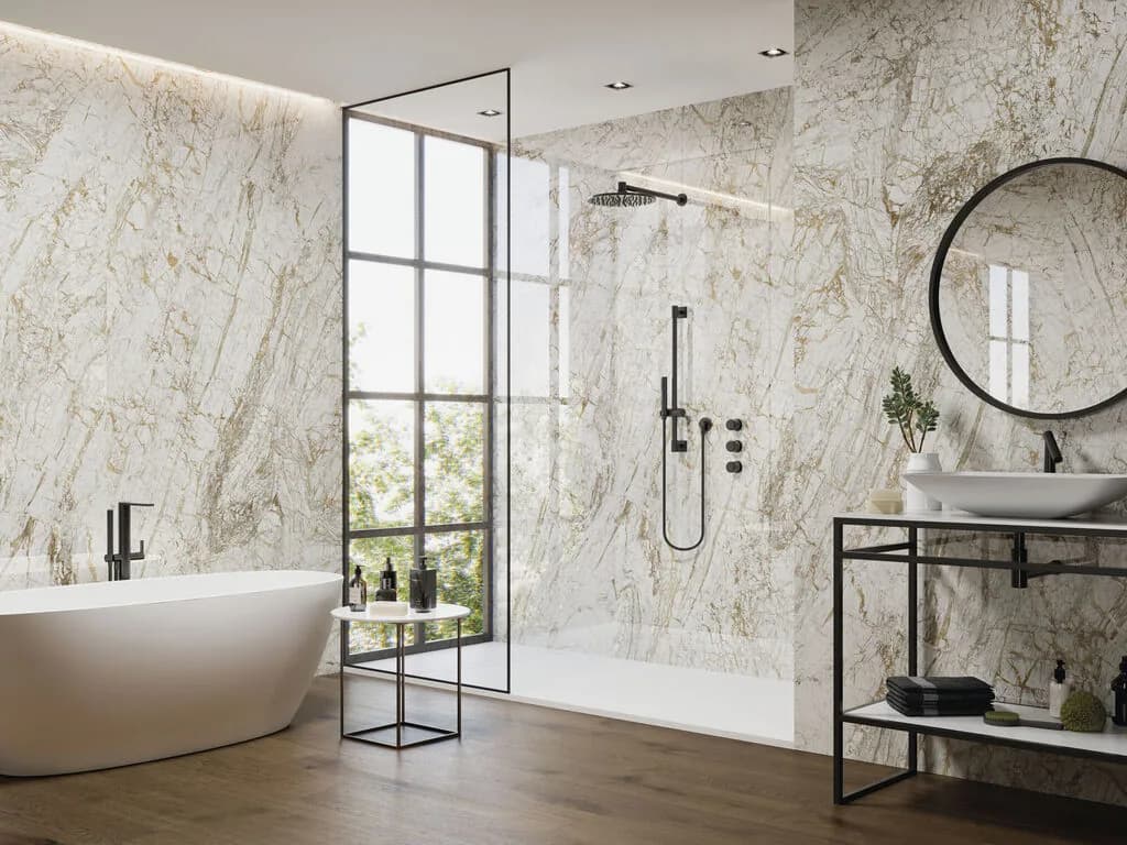 Marbre — Marbre sombre aux nuances dramatiques, pour des espaces sculpturaux.