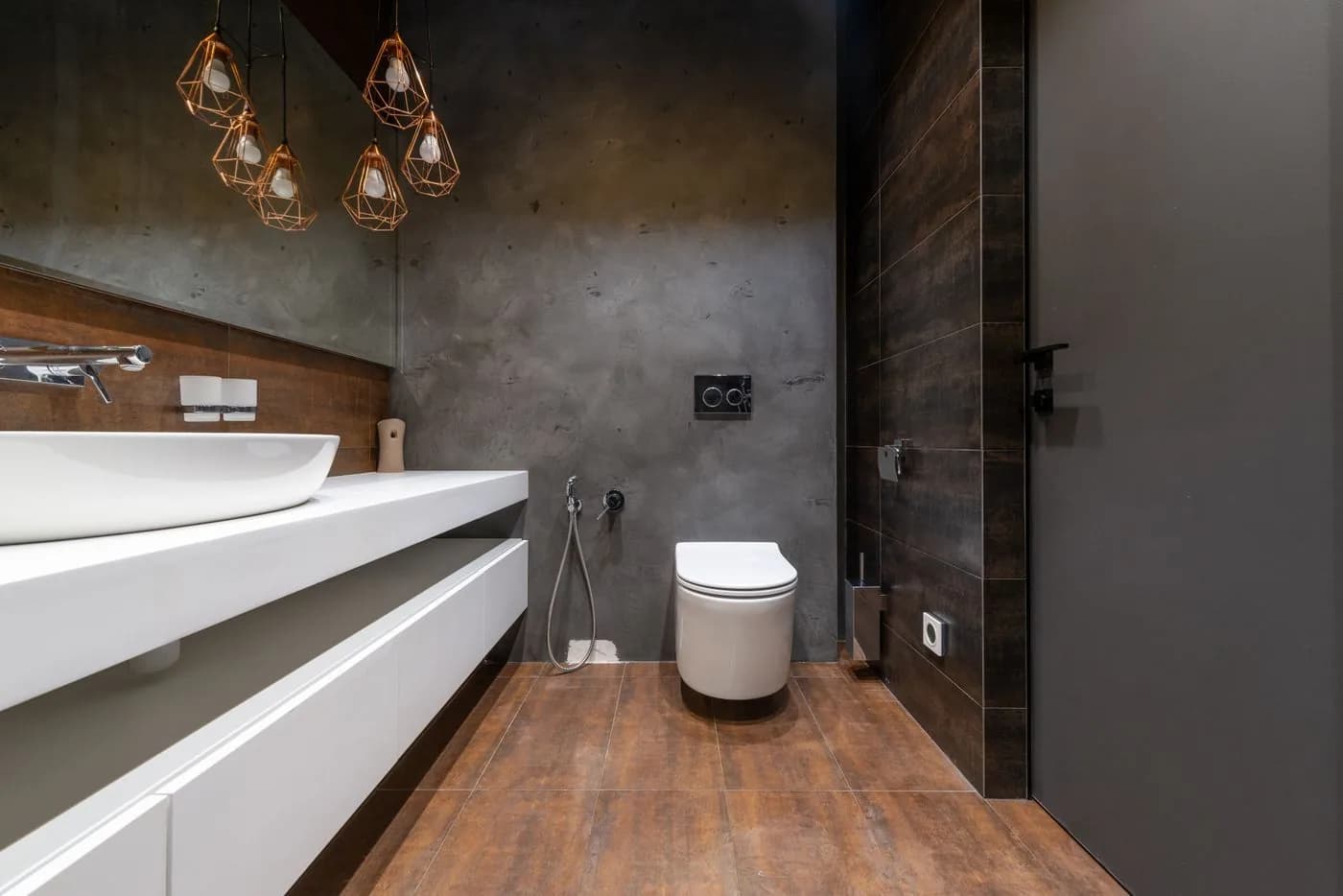 WC suspendu et accessoires dans une salle de bains contemporaine — showroom AZER à Rennes